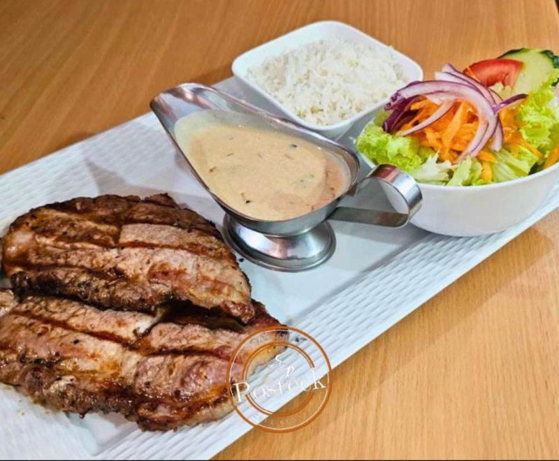 Lundi(02/ 04/ 26): Cotelette De Porc Bresileienne, Arroz, Salada, Sauce Poivre + Soupe Du Jour (Juste 12:00 H As 14:30 H De Jeudi