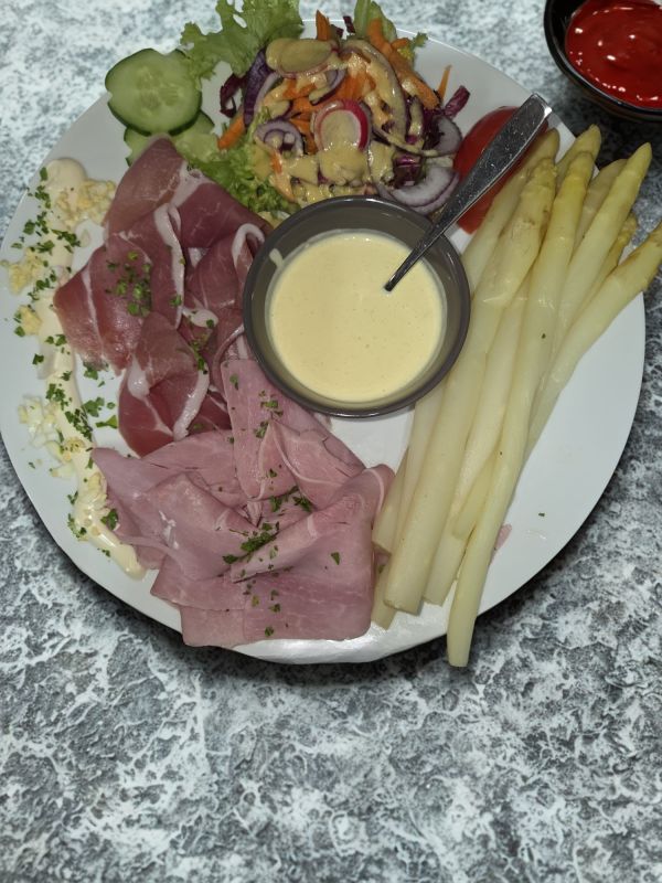 Asperges Et Duo De Jambon (Cru Et Cuit)