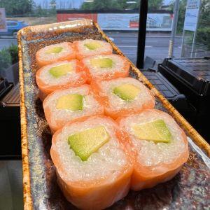 47A Saumon Roll Avocat Cheese