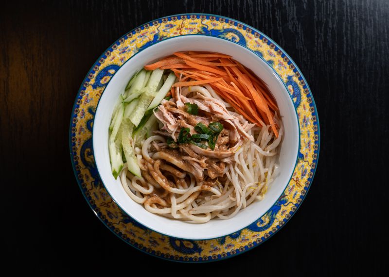 Nouilles froides à l’émincé de poulet et à la sauce aux cacahuètes - Dancing Noodles