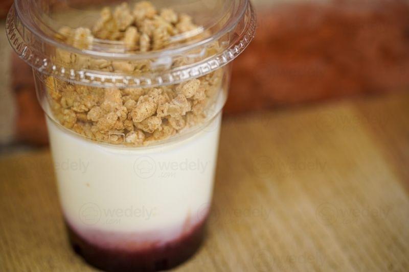 Yaourt Parfait Coulis De Framboises, Yaourt Brassé, Granola,