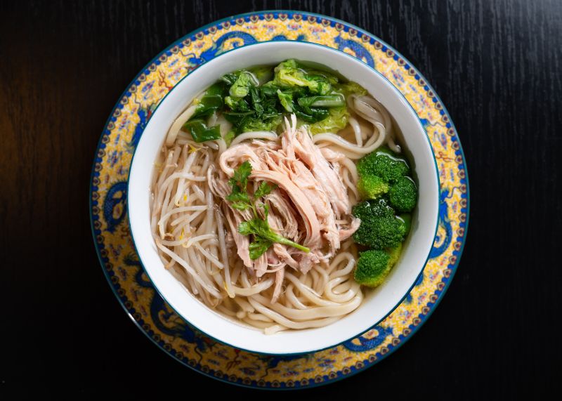 Soupe de nouilles au poulet effiloché - Dancing Noodles