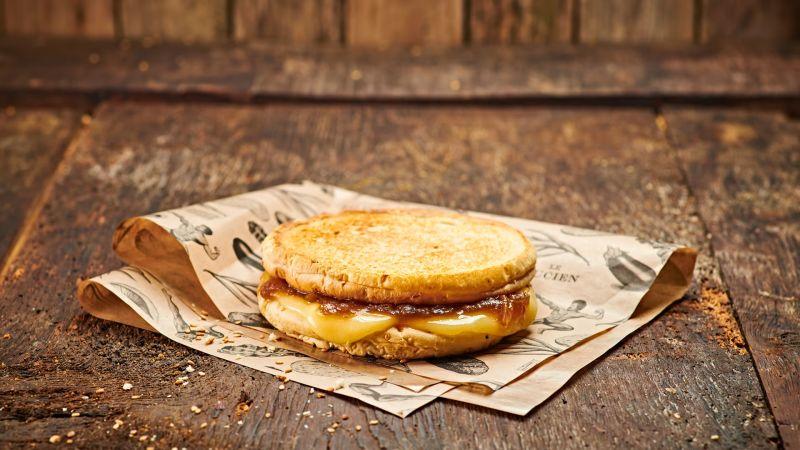 Toasté: Tomme Et Oignons Confits