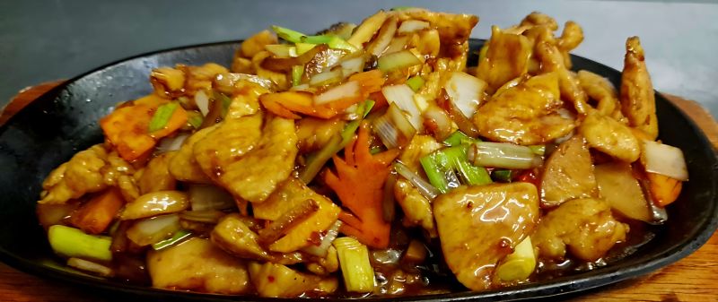 305 Poulet Aux Légumes Sauce Soja Sur La Plaque Chauffante