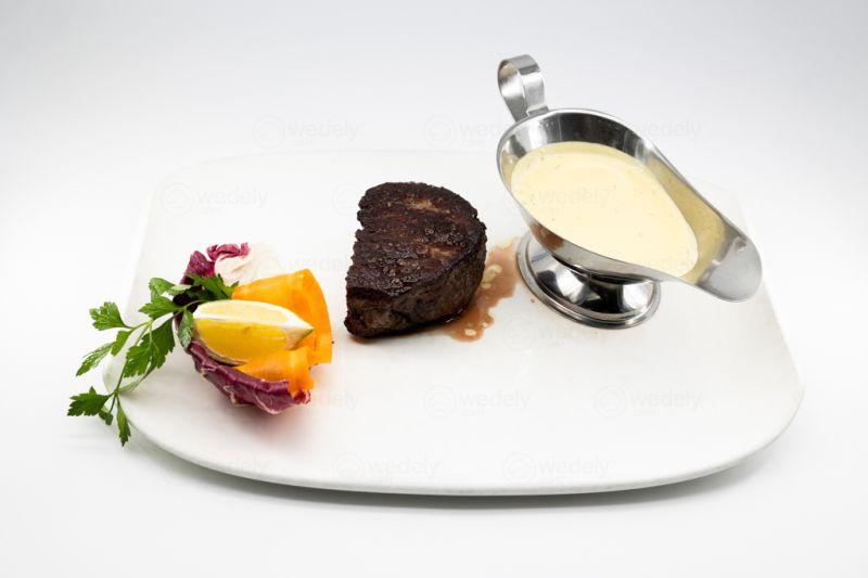 Filet De Bœuf Flambé Aux Trois Poivres / Au Gorgonzola / À L’ail/ Ou Aux Cèpes