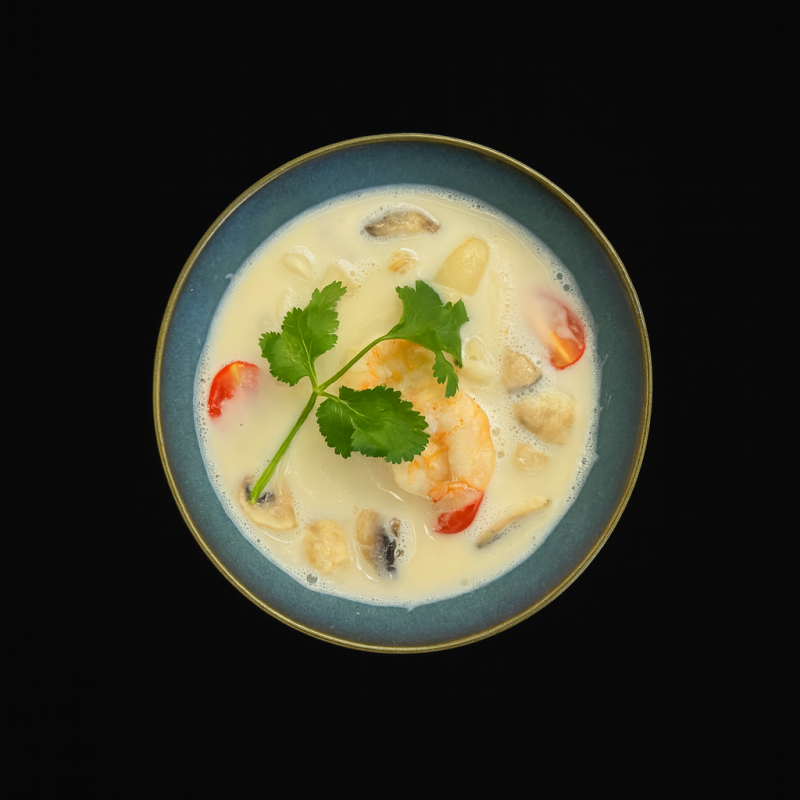 (8) Crevettes Dans Une Soupe Au Lait De Coco Avec Des Herbes Fraîches Thaïlandaises