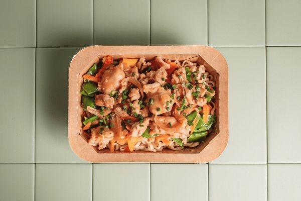 Nouilles Sautées Au Poulet Laqué