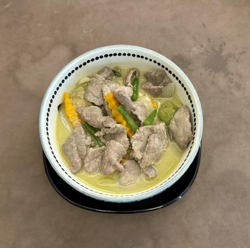 (23) Curry Vert Au Bœuf Dans Une Soupe Au Lait De Coco