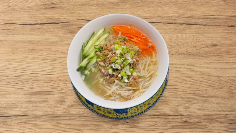 Soupe de nouilles japonaise au miso et porc haché - Dancing Noodles