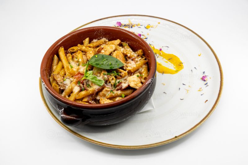 Penne Gratinées Au Filet De Poulet, Champignons Et Oignons Rouges