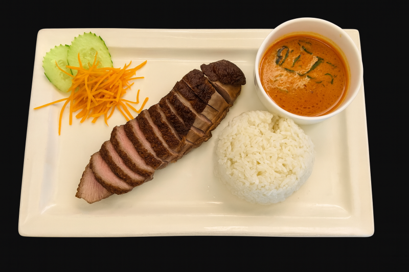 (57) Steak De Canard Rôti Servi Avec Une Sauce Au Curry Rouge