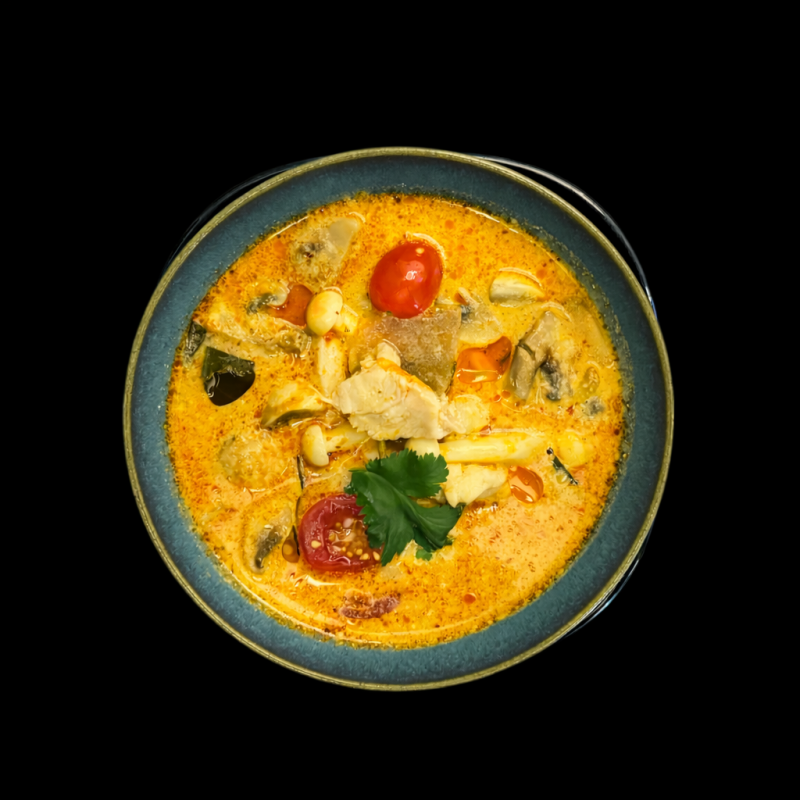(9) Poulet Dans Une Soupe Épicée À La Crème Avec Des Herbes Fraîches Thaïlandaises