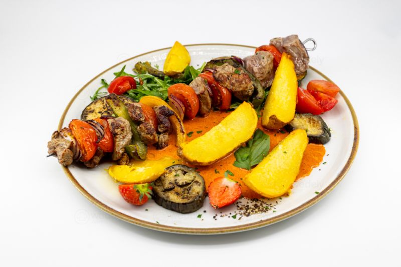 Saucisse Italienne, Pommes De Terre Au Four Et Salade Verte