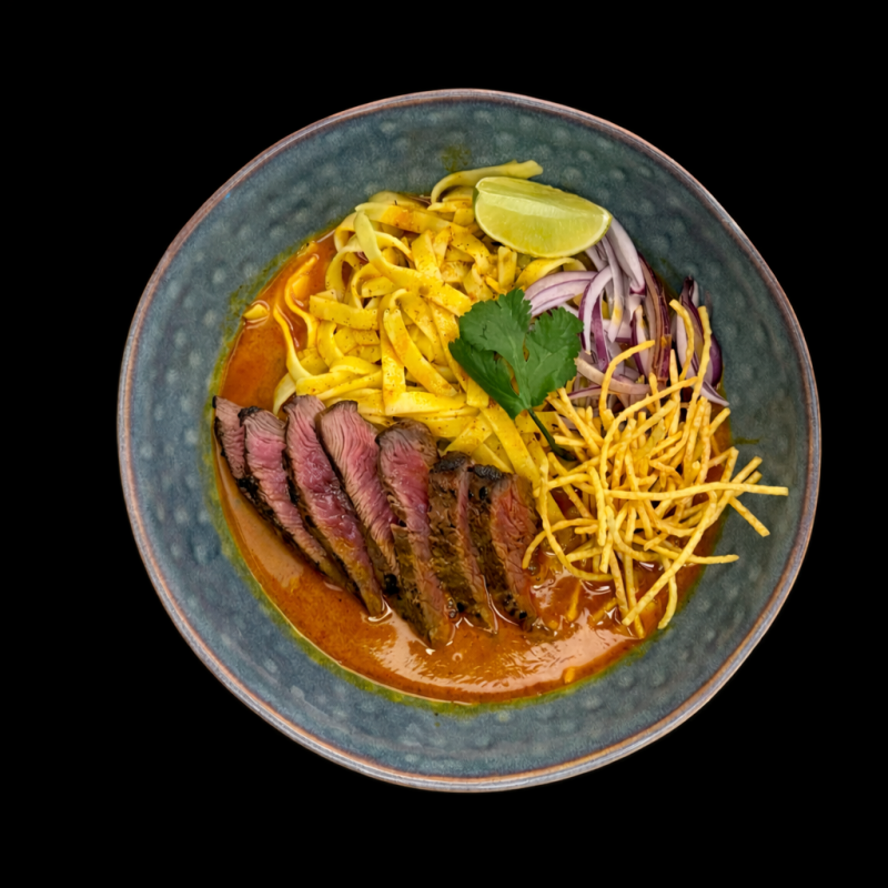 17B Curry Du Nord De La Thaïlande Avec Du Boeuf Et Des Nouilles Dans Une Soupe Au Lait De Coco