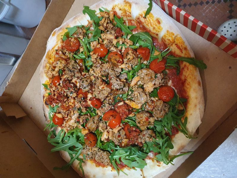 Socco,Sauce Tomate, Mozzarella, Salsiccia, Tomates Cerise, Ruccola, Nduja