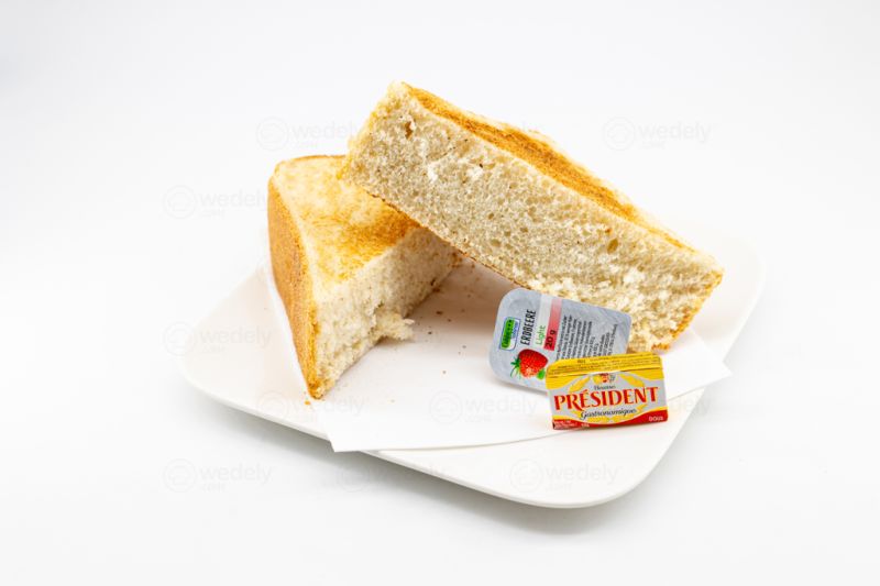 Pain Grillé Avec Confiture Et Beurre