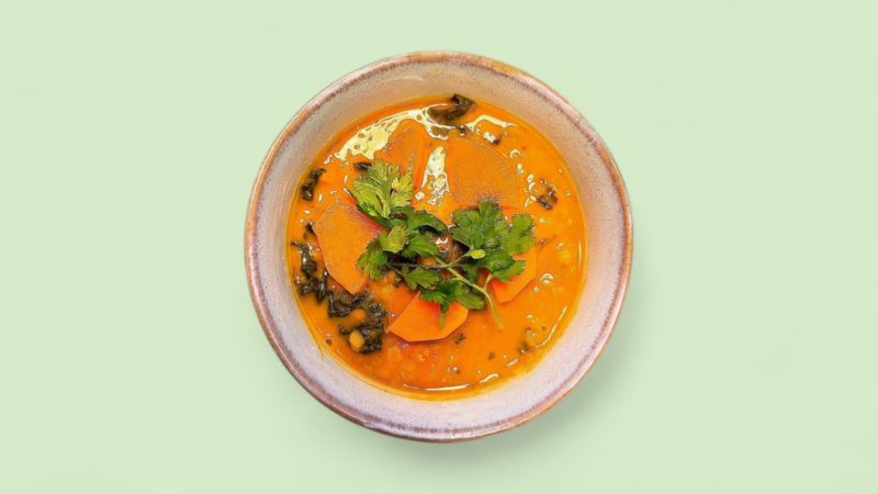 Soupe De Patates Douces, Lentil Corail Et Lait De Coco