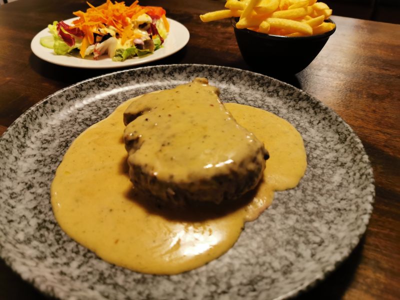 Filet De Bœuf Au Poivre Noir Et Flambé Au Cognac