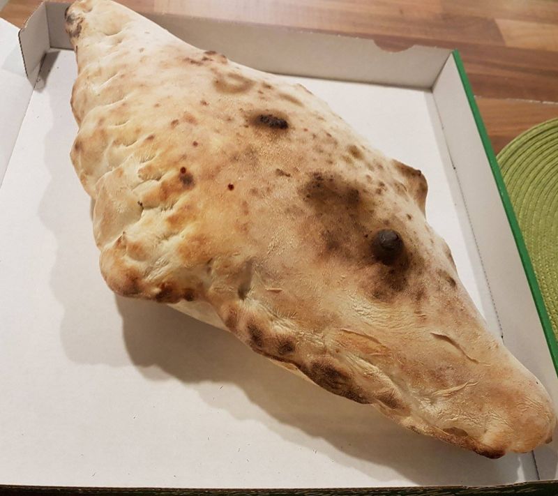 Calzone,Sauce Tomate, Mozzarella, Jambon, Champignons, Oeuf