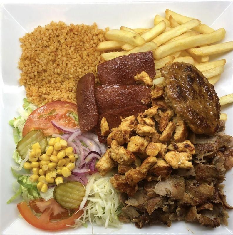 Viande De Poulet Épicée, Accompagné De Salade Composé Et Frites